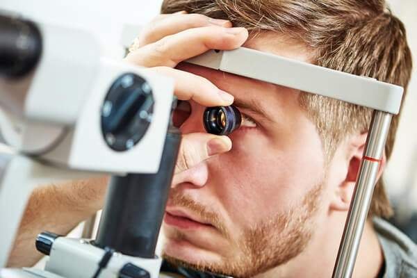 Qual o primeiro sinal de glaucoma?